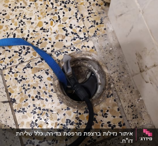 צינור שחור עם רצועה כחולה בפתח ניקוז